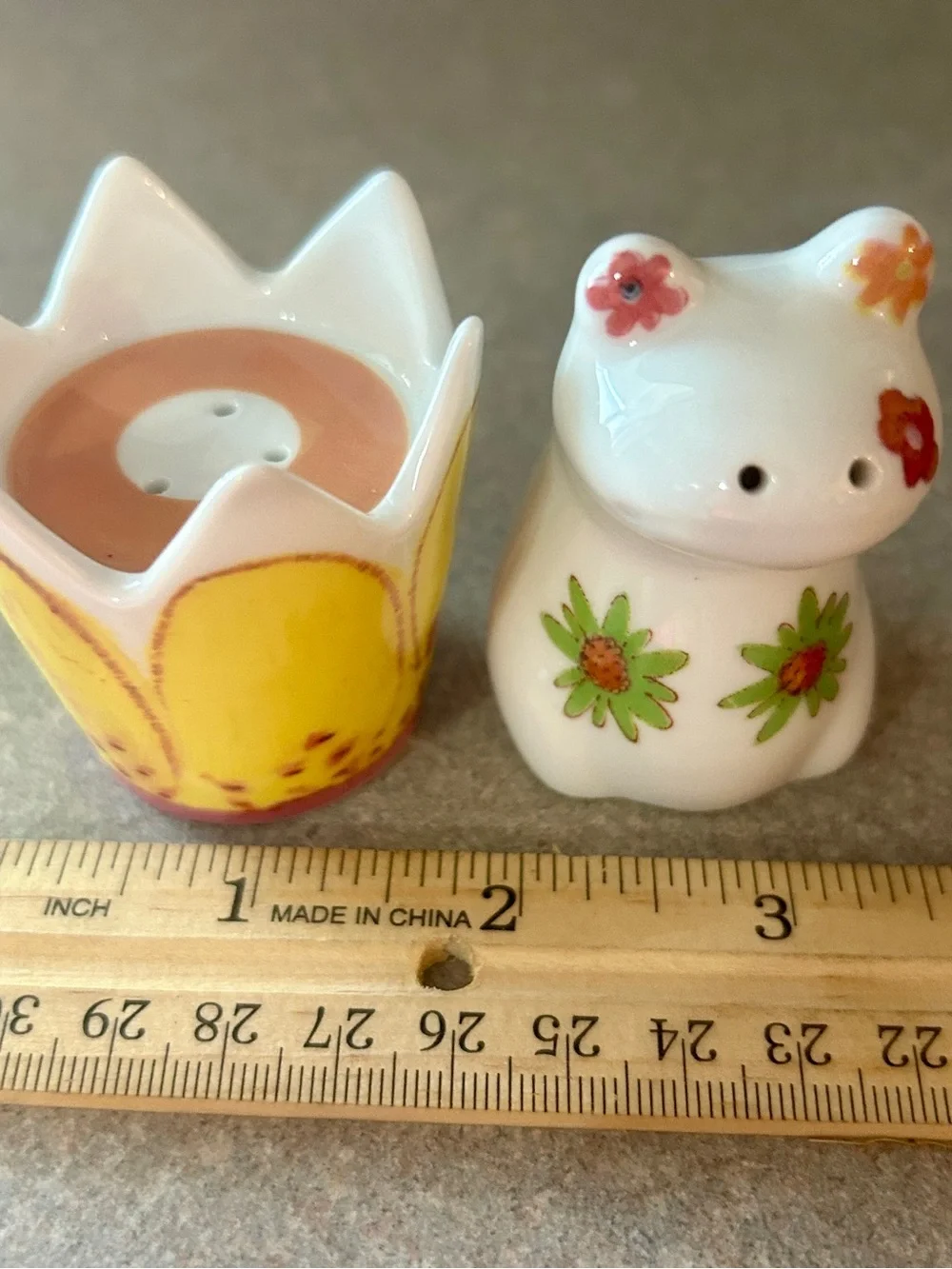 White Ceramic Frog Salt Shaker with Yellow flower pepper Shaker